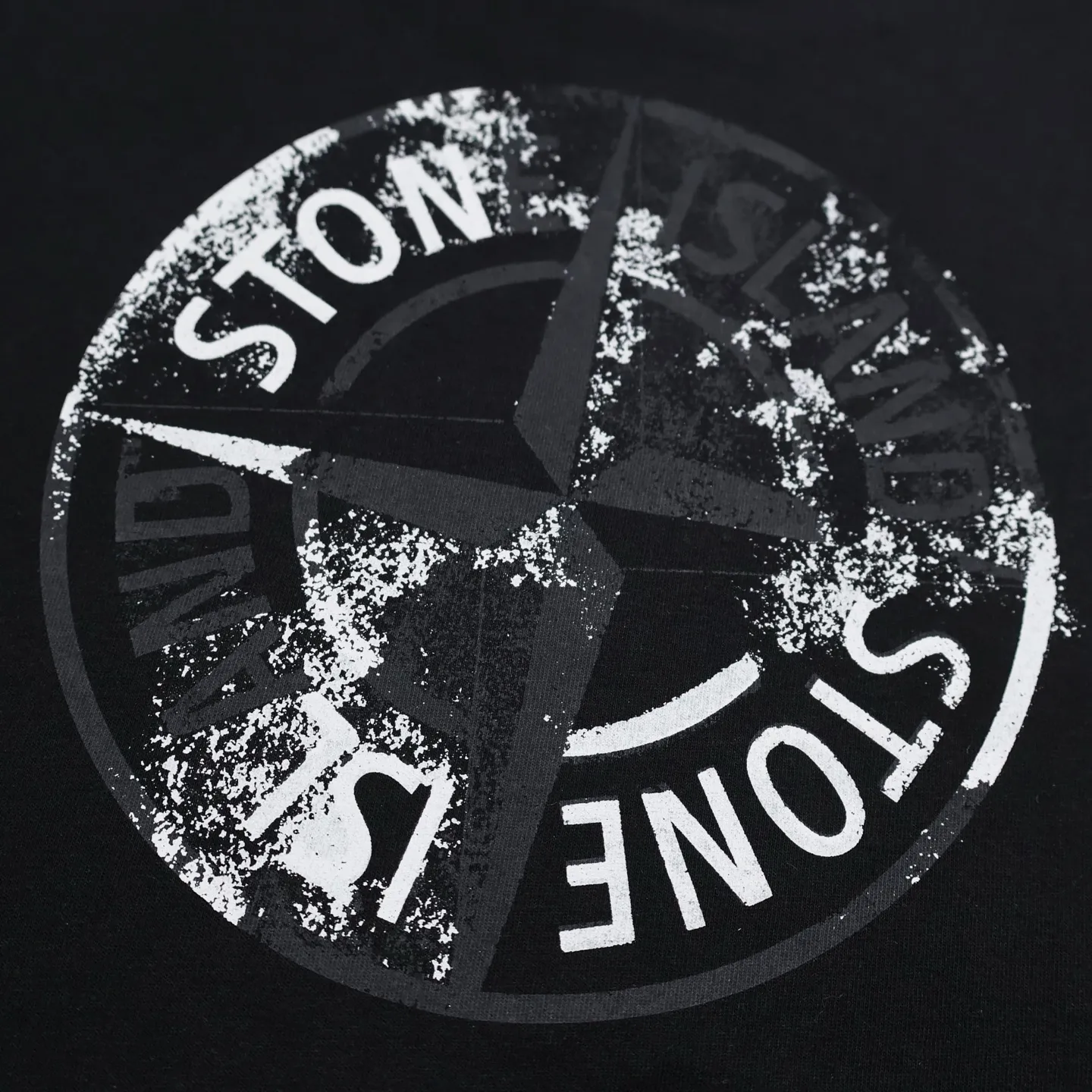 P240 [Exclusive supply] Stonelsland Stone Island printed short sleeves (black) Customized trendy double-strand fiber linen cotton, delicate and smooth, comfortable and skin-friendly, high-end black charm, deep charm, Compass micro-emblem patch embellished on the chest. Adopt imported water slurry printing technology, use advanced computer control system and precision mechanical components to achieve Compass. The fabrics have been washed to give them a better feel and texture. They are not easy to deform, shrink or fade, and maintain their long-lasting beauty.